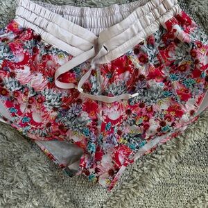 Lululemon Hotty Hot 2.5” size 4 Flowabunga Mini multi